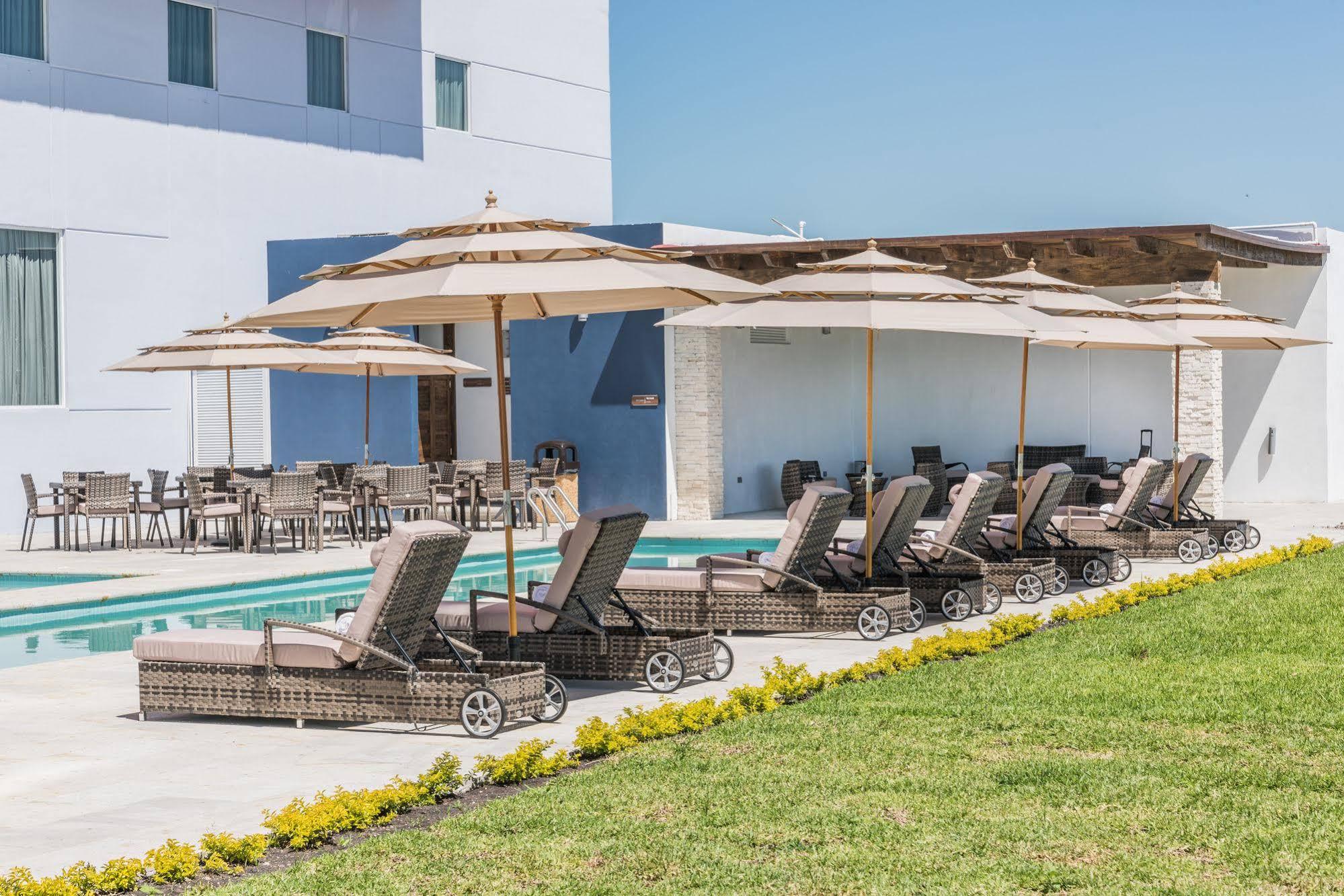 Hampton Inn & Suites By Hilton Salamanca Bajio Екстериор снимка