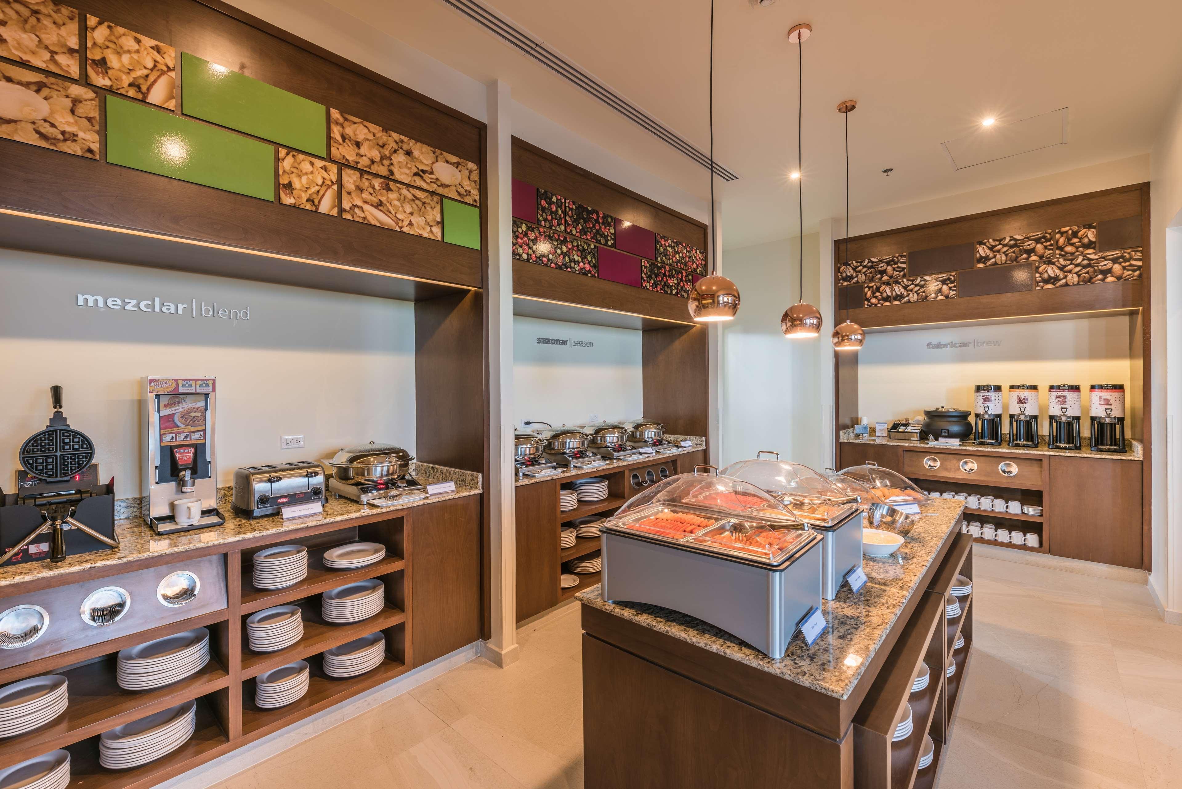 Hampton Inn & Suites By Hilton Salamanca Bajio Екстериор снимка