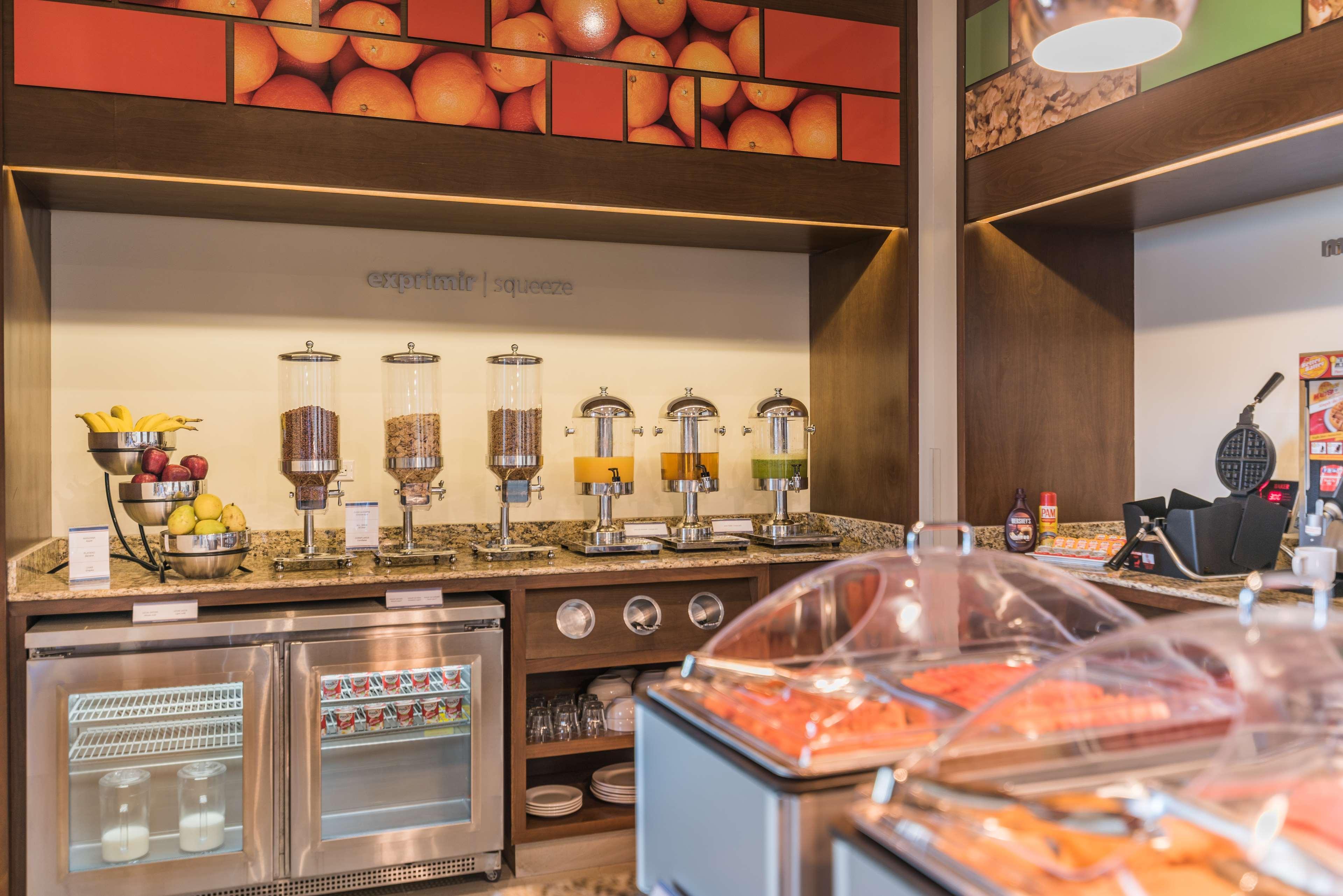 Hampton Inn & Suites By Hilton Salamanca Bajio Екстериор снимка