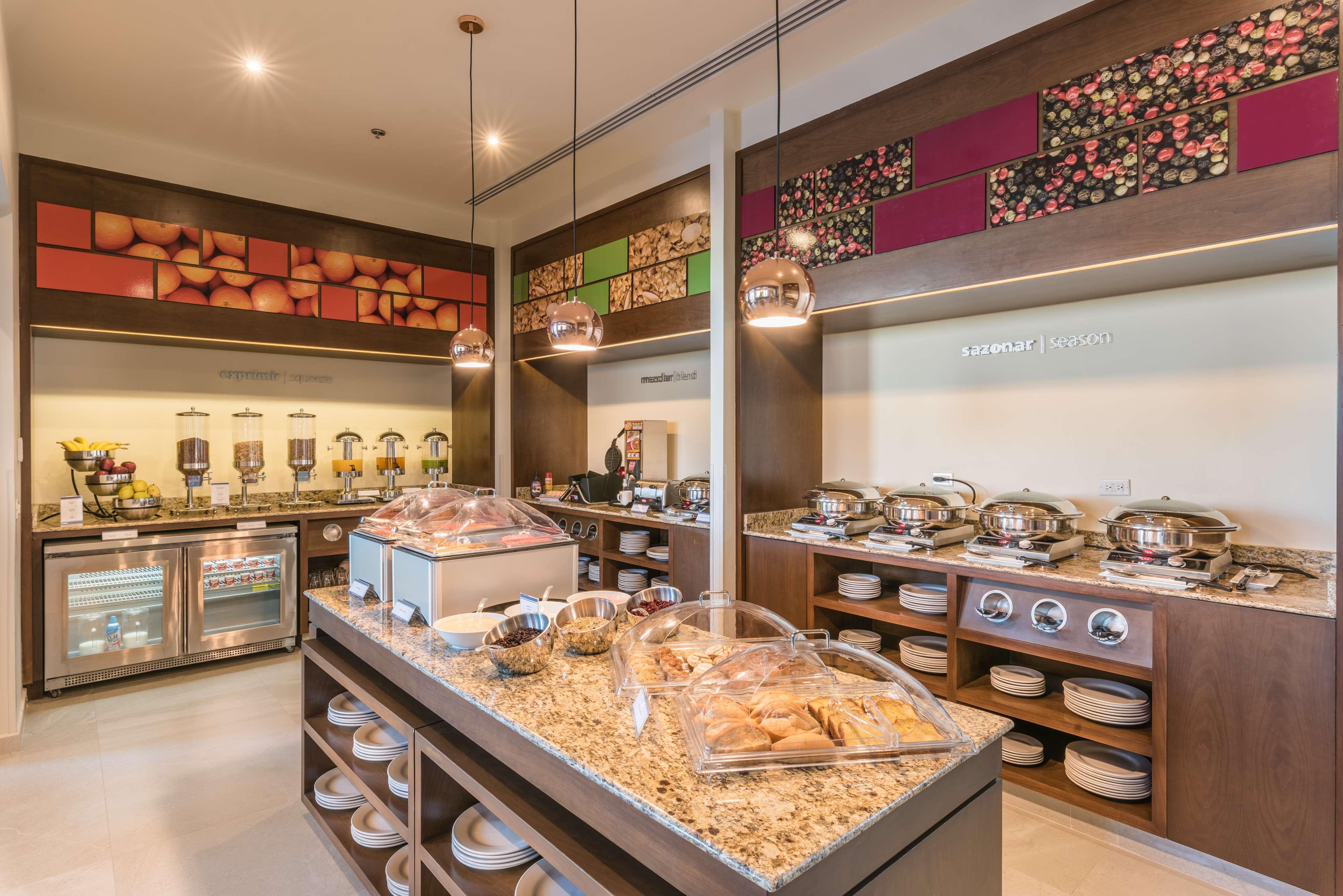 Hampton Inn & Suites By Hilton Salamanca Bajio Екстериор снимка