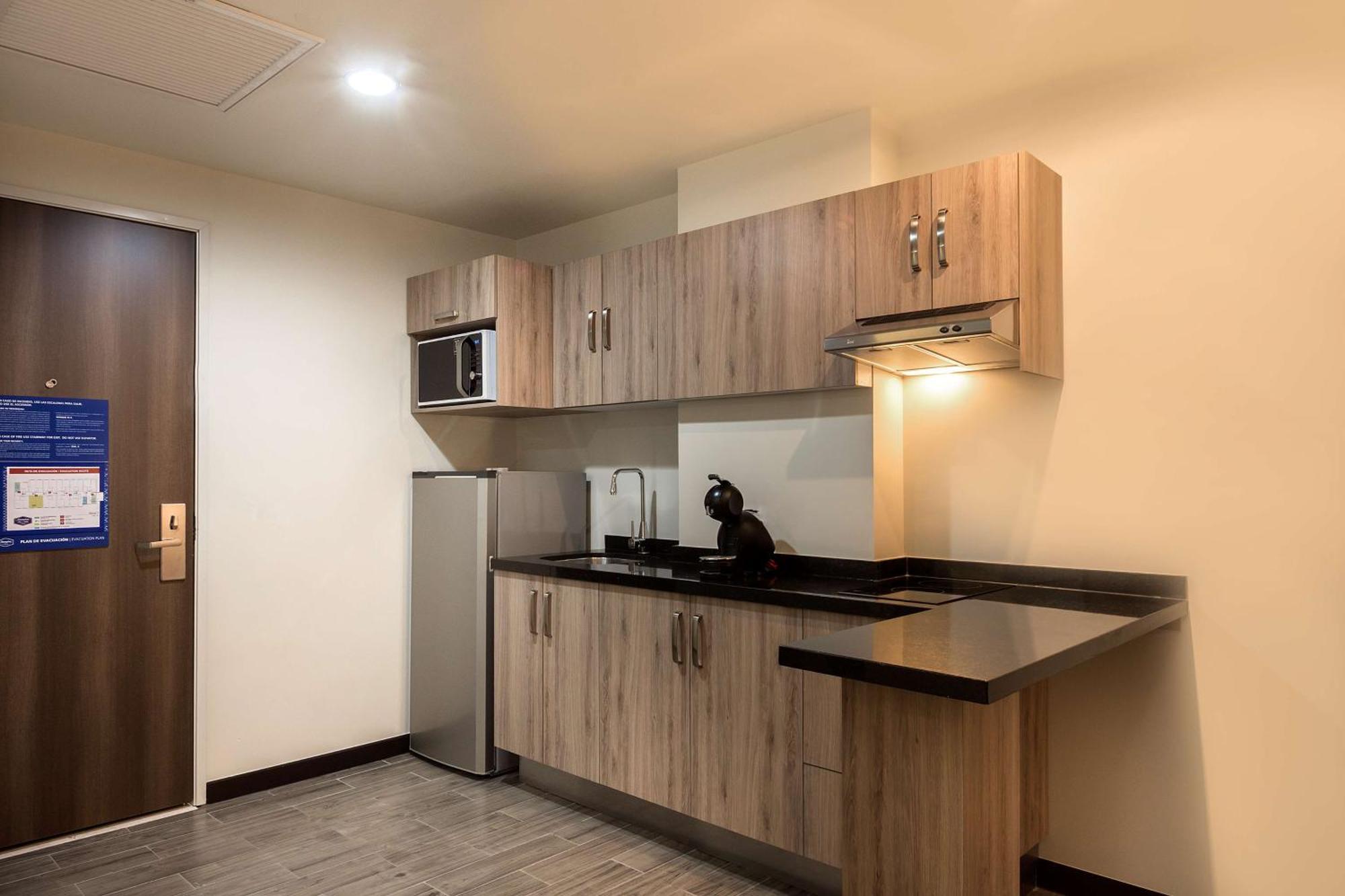 Hampton Inn & Suites By Hilton Salamanca Bajio Екстериор снимка