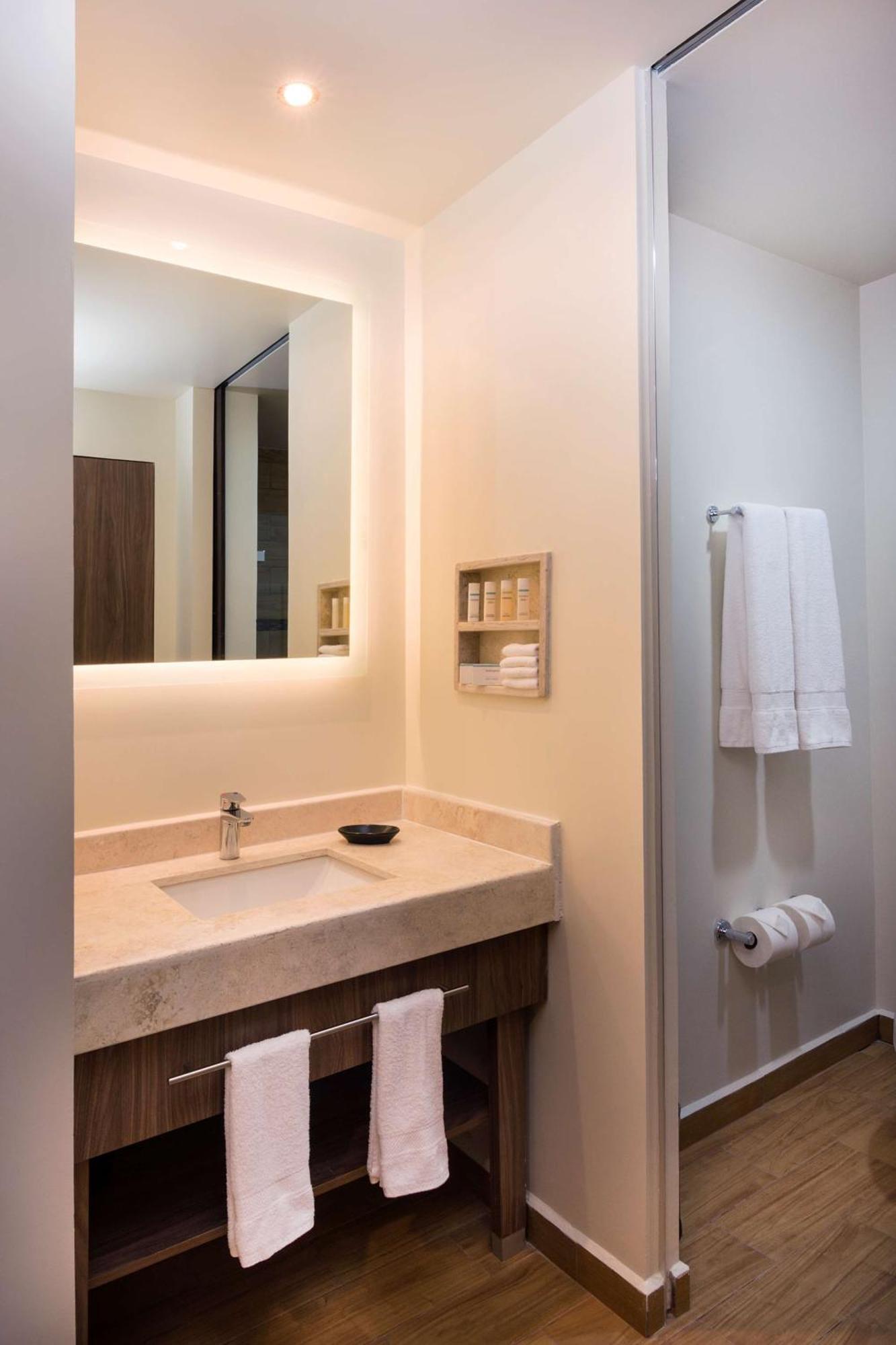 Hampton Inn & Suites By Hilton Salamanca Bajio Екстериор снимка