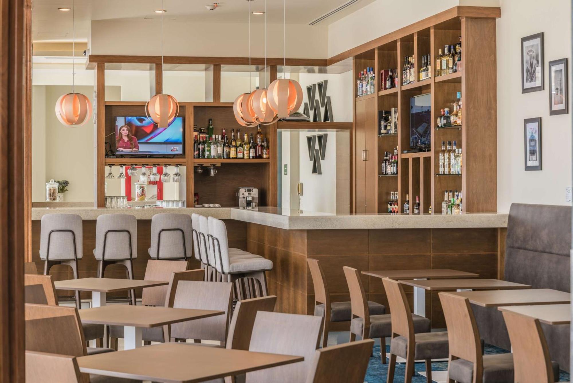 Hampton Inn & Suites By Hilton Salamanca Bajio Екстериор снимка